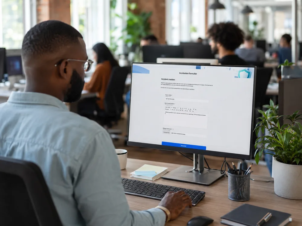 Medewerker meldt een incident via een formulier op zijn scherm